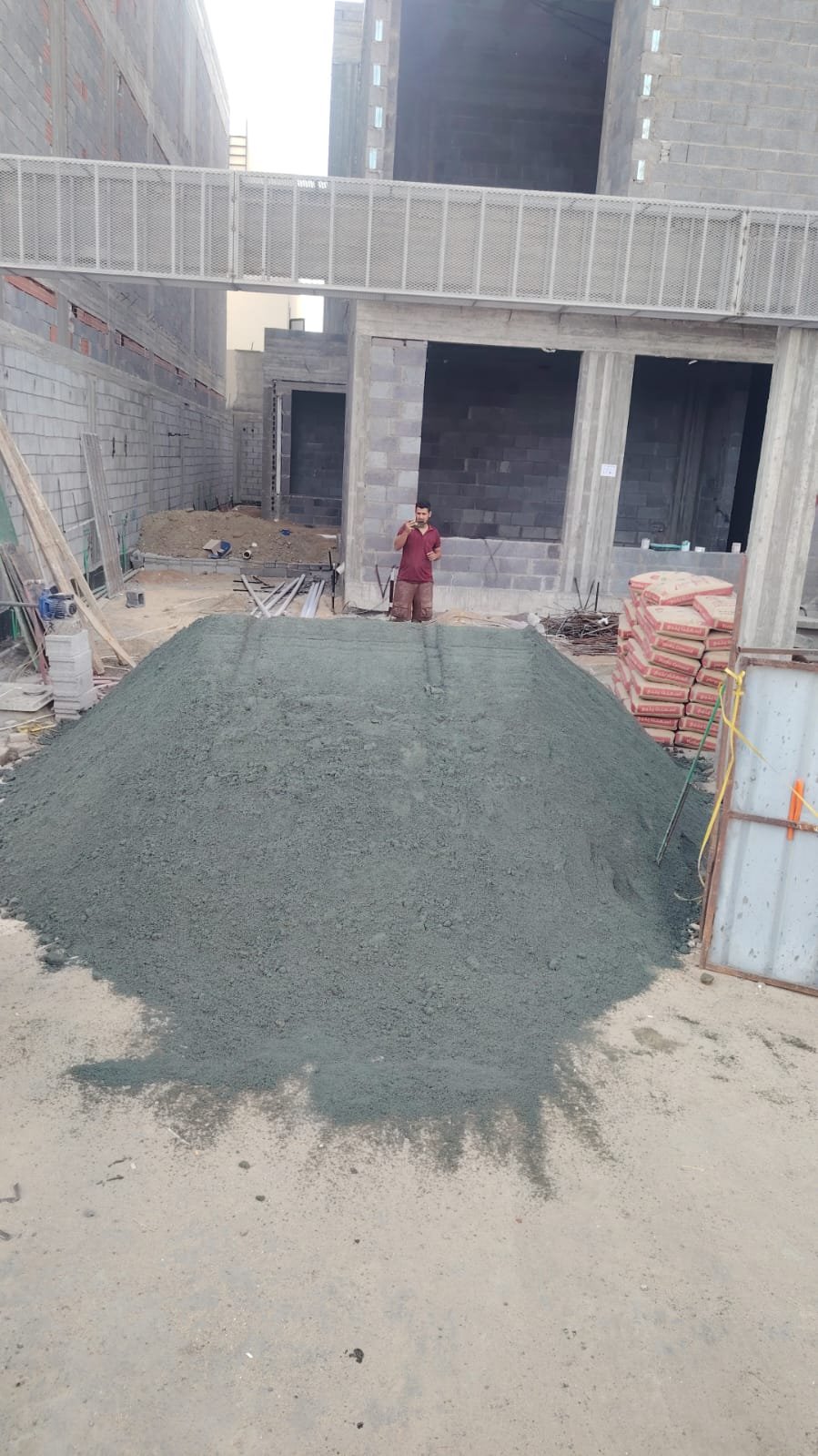 ? نخدم جميع أنحاء جدة
نوفر لك كل ما تحتاجه من مواد البناء بجودة عالية وأسعار منافسة تناسب الجميع ?
​? خدماتنا:
• توريد جميع أنواع مواد البناء (رمل – خرسانة – بلوك – أسمنت – حديد)
• توصيل سريع لجميع ال — صورة 4