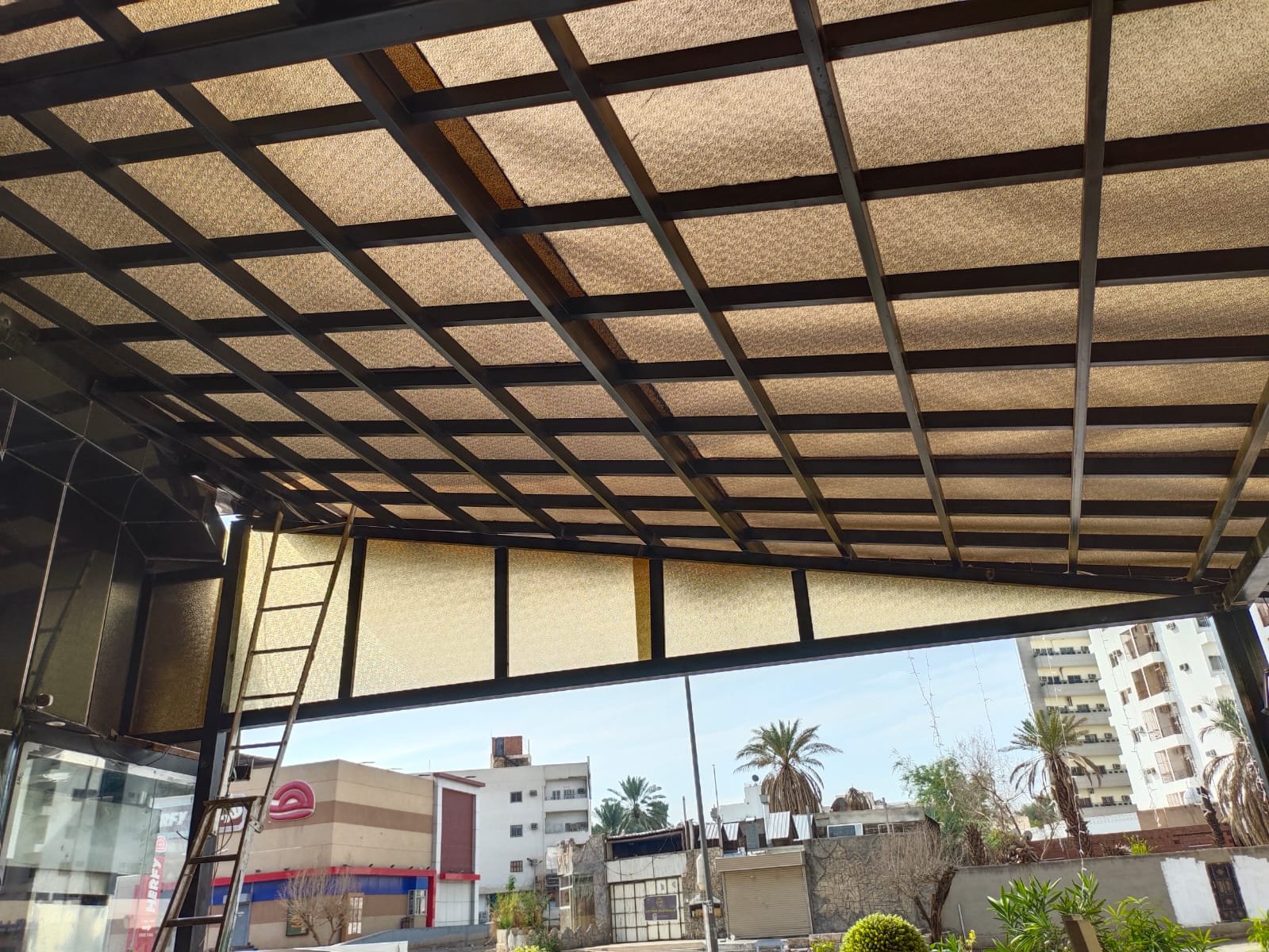 مظلات سيارت وسواتر الشد النشاي