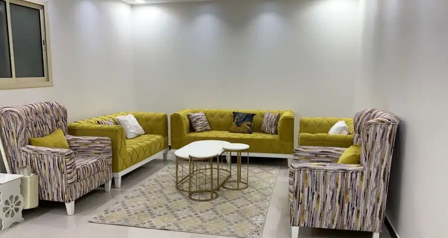 كنب نظيف مع الطاولات والفرشه