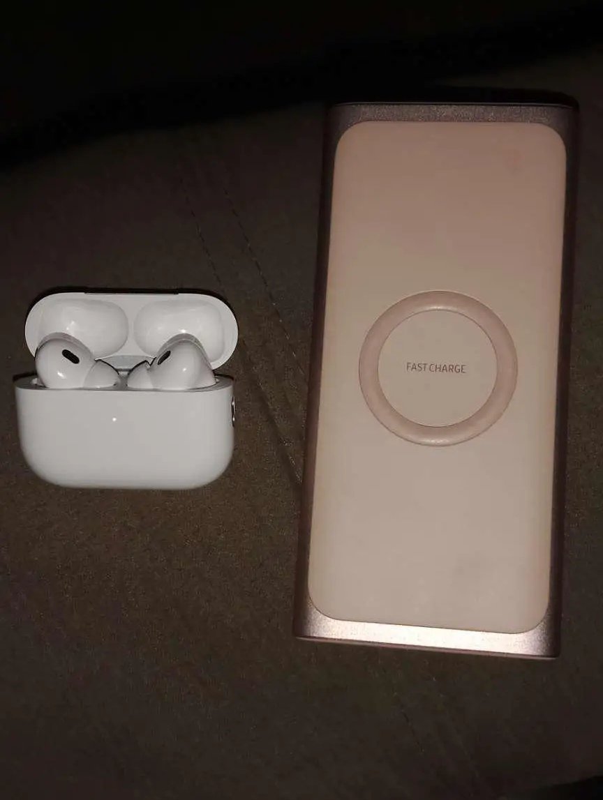ايربودز وباور بانك شحن سريع ولا سلكي