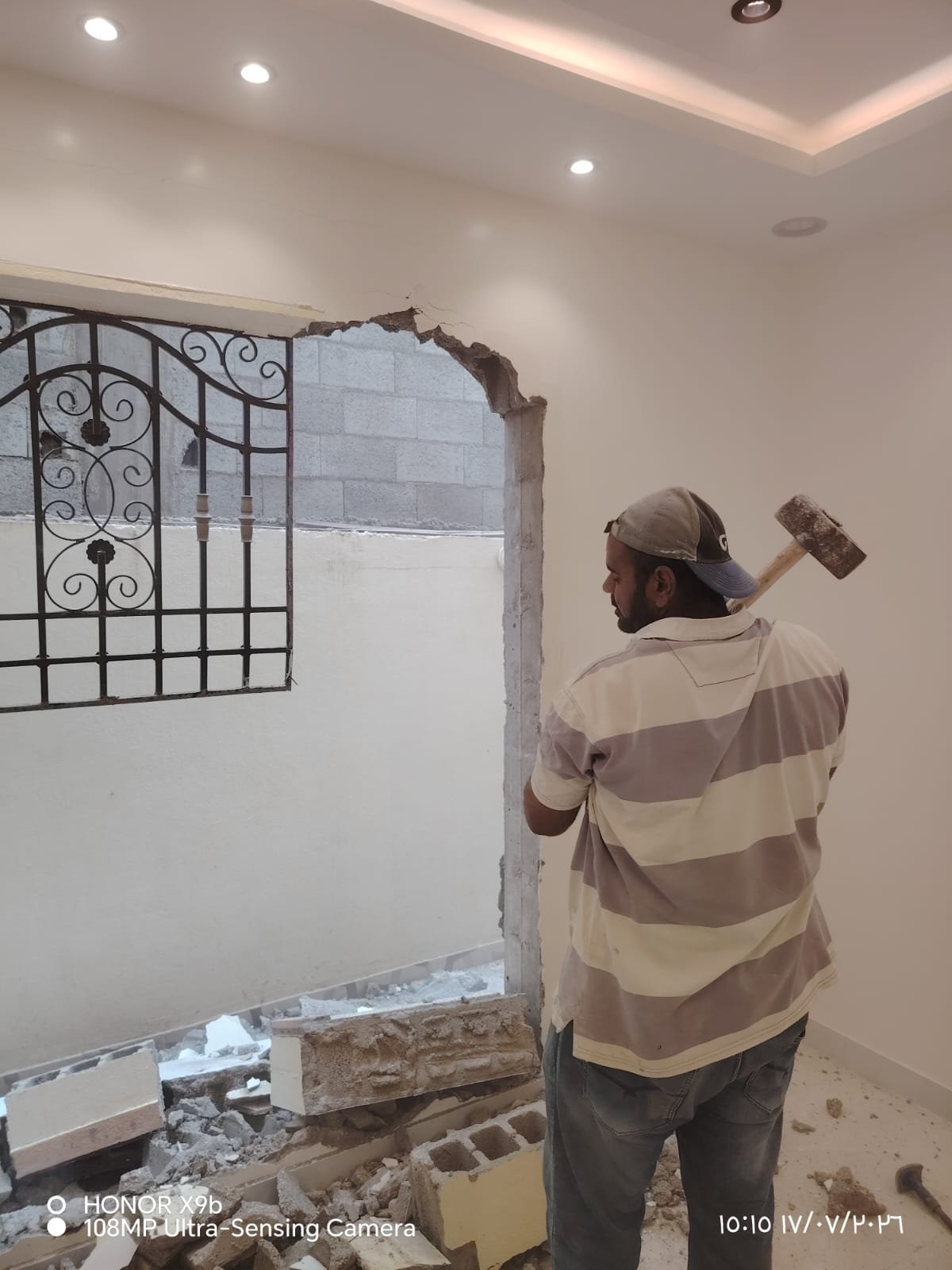 تكسير جدران وفتح ابواب