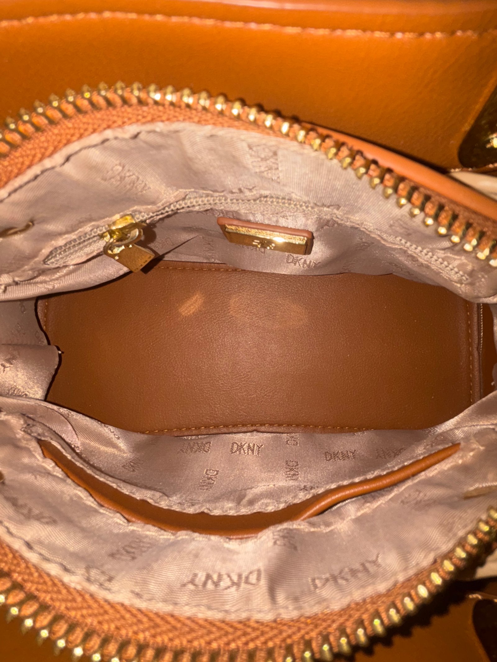 بيع شنطة ماركةDKNY  — صورة 1