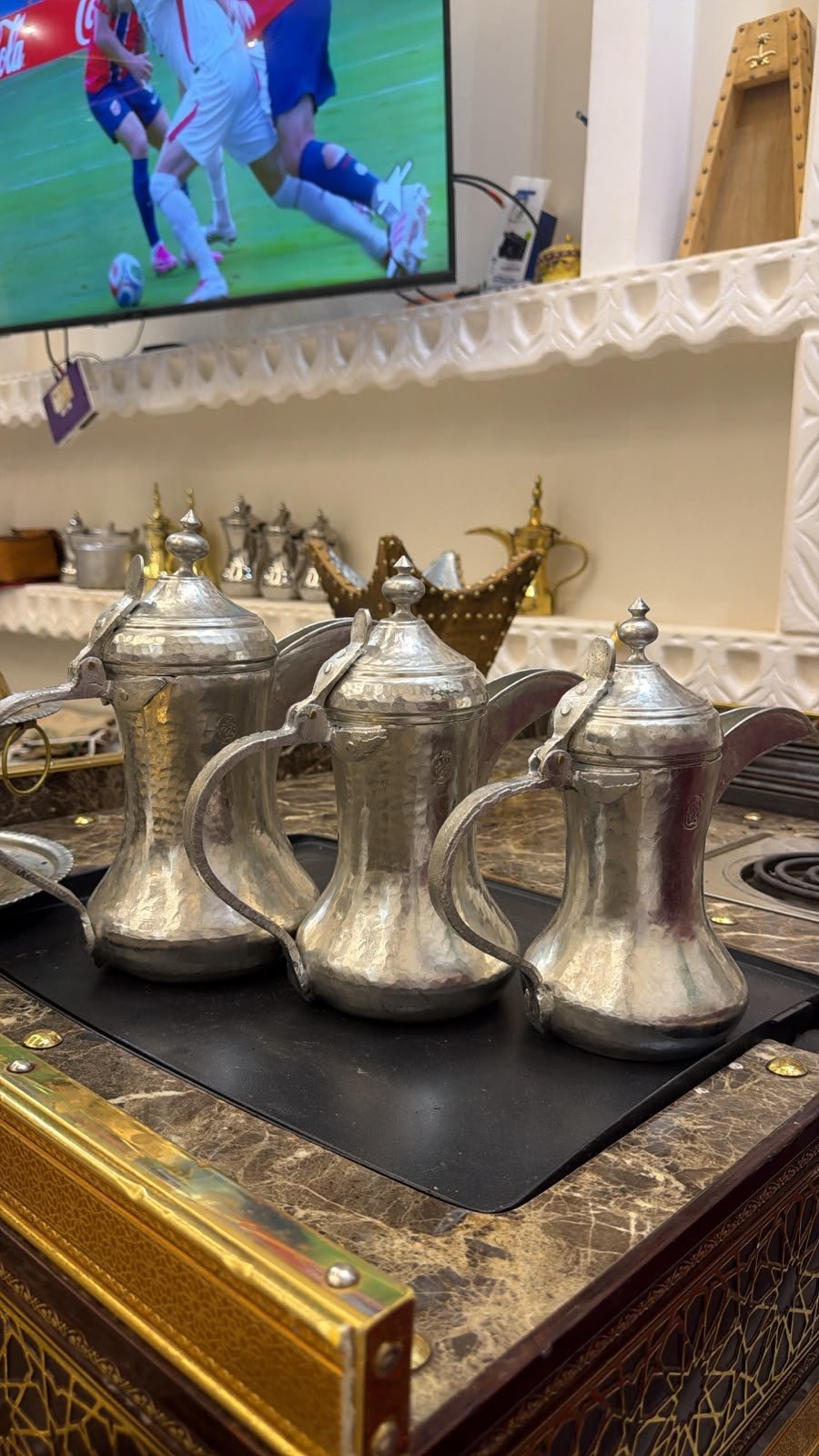 طقم 3 حبات  مهدي صالح البجرا 
نحاس احمر . رباب بلجيكي . شغل يدوي 

المقاسات :750 مل / لتر / لتروربع