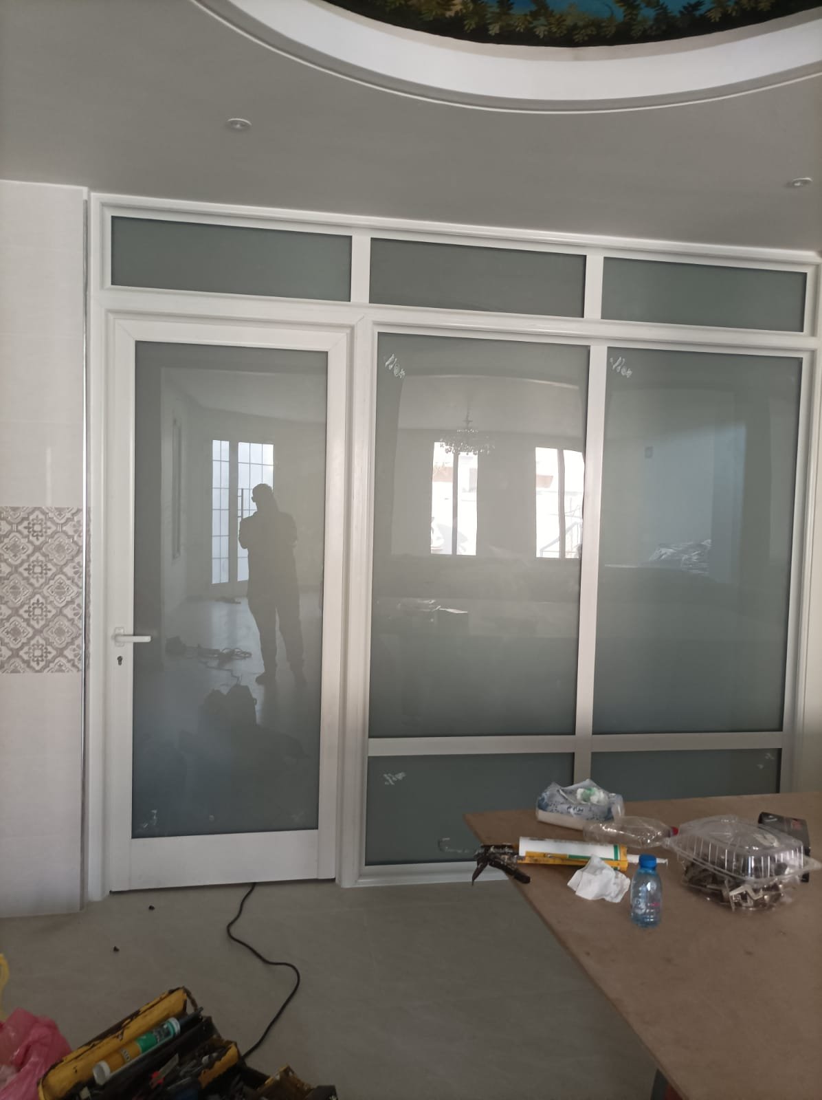 ورشه الالمنيوم وزجاج سكريت ومطابخ والأبواب الكلادينج الدمام الخبر اثقبه0575384932