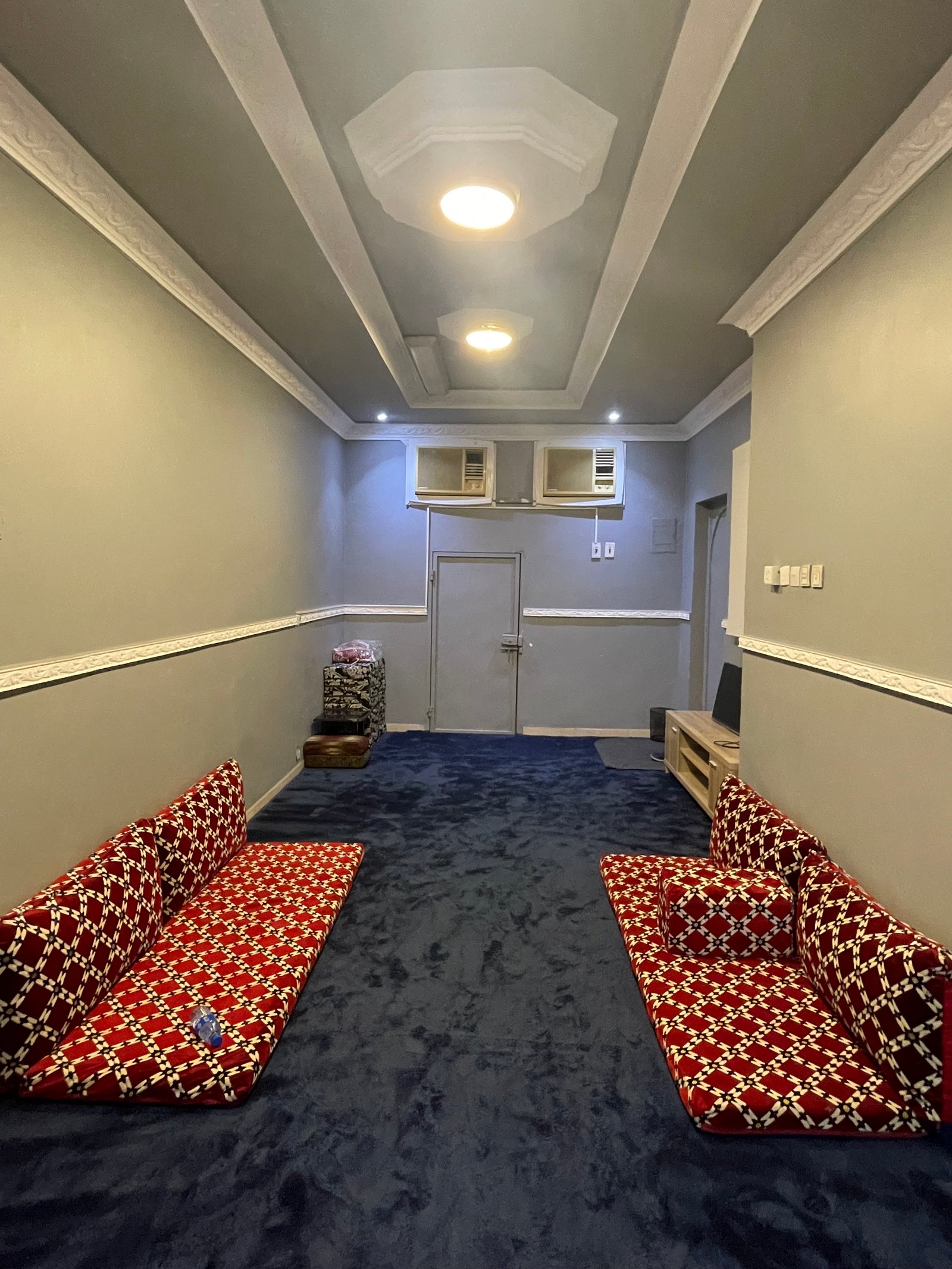 غرفة مفروشة مع مطبخ وحمام للايجار