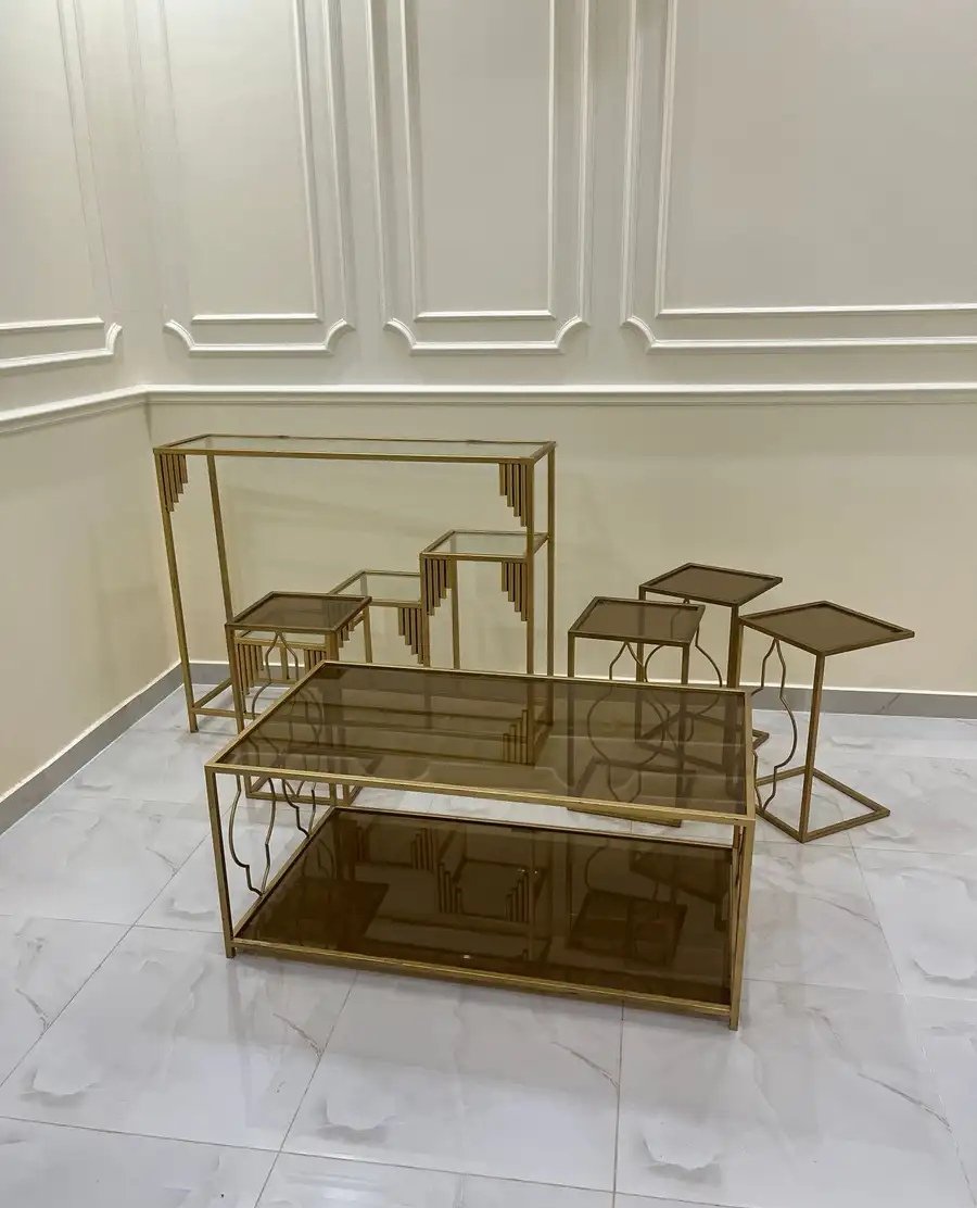 طاولة مع مدخل استقبال