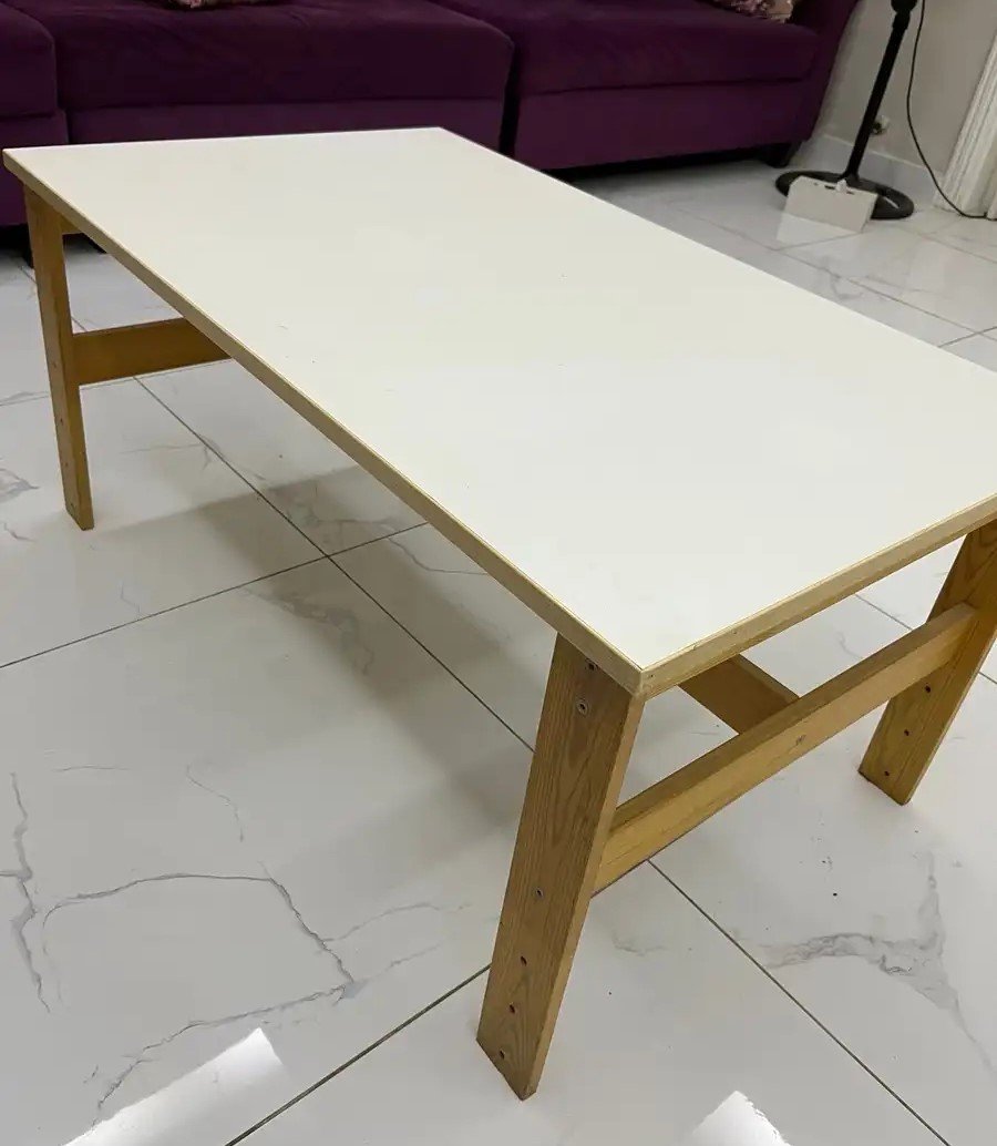 طاوله كبيره اللون ابيض  