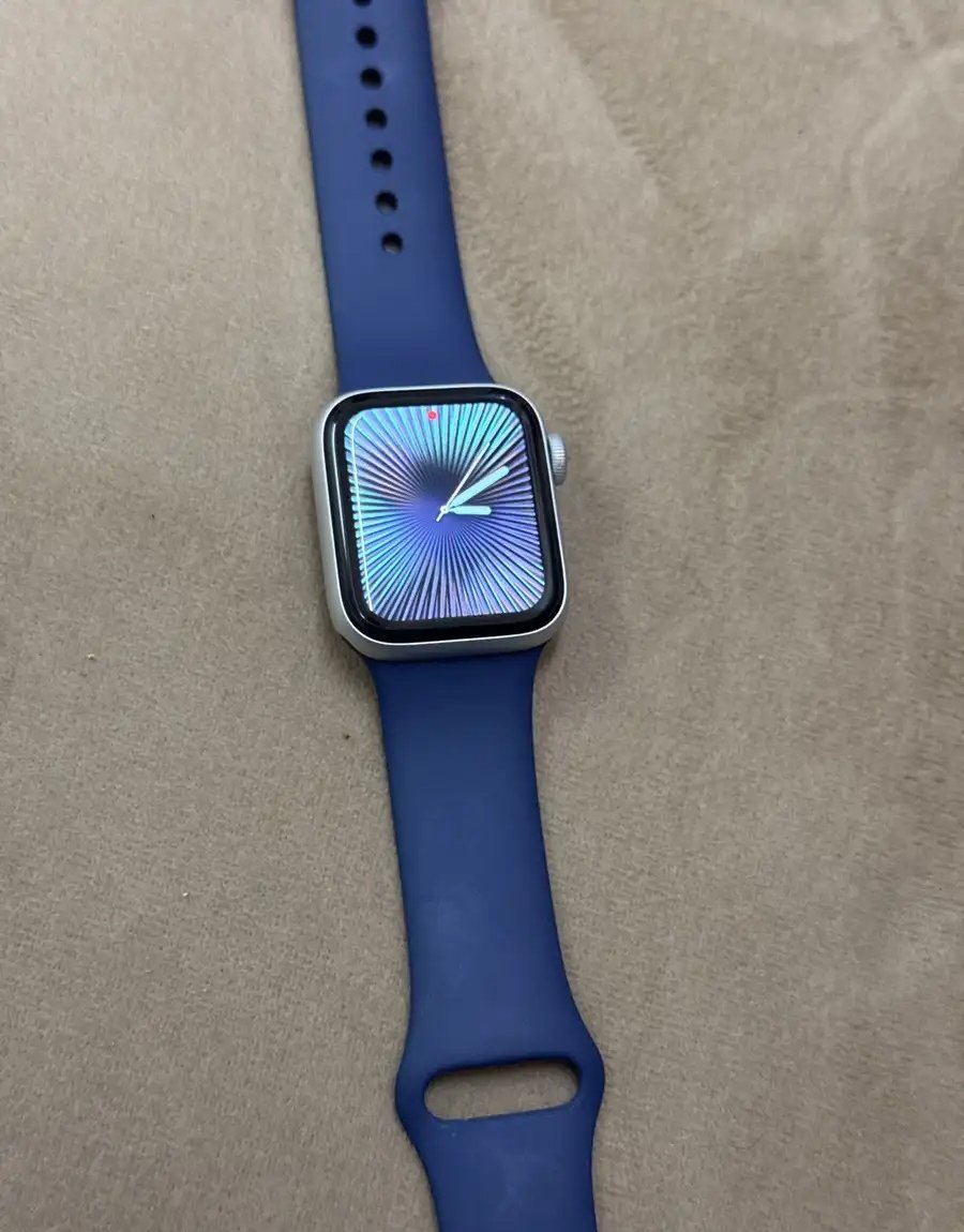 ساعه ابل شبه جديده 