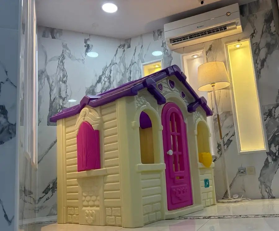 بيت أطفال شبه جديد  يناسب عمر  سبع سنوات وما تحت