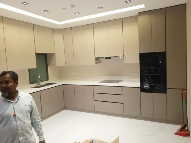 جميع انواع الالمنيوم شبابيك مطابخ ابواب سكريت وصيانه جميع الالمنيوم