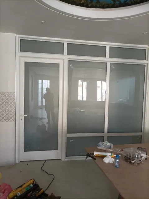ورشه الالمنيوم وزجاج سكريت ومطابخ والأبواب الكلادينج الدمام الخبر اثقبه0575384932