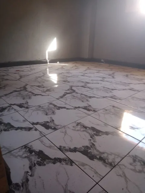 معلم بلاط وتكسير