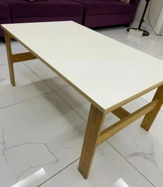 طاوله كبيره اللون ابيض  