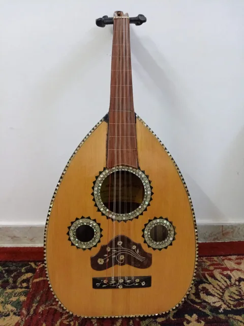 الاء موسيقية عود